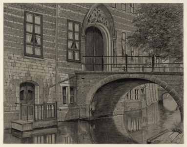 30963 Gezicht op het zuidelijke gedeelte van de Kromme Nieuwegracht te Utrecht met de ingang en de toegangsbrug van ...